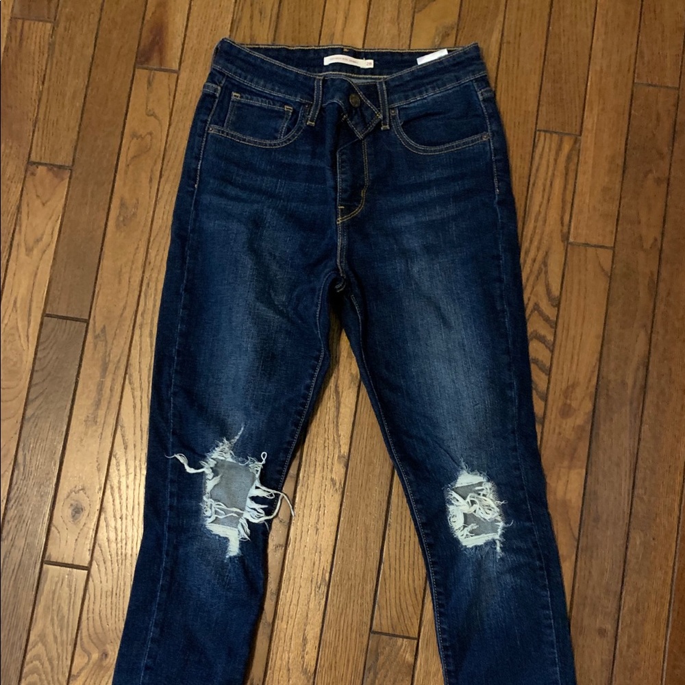 Levi’s 721 High Rise Skinny Busted Knee